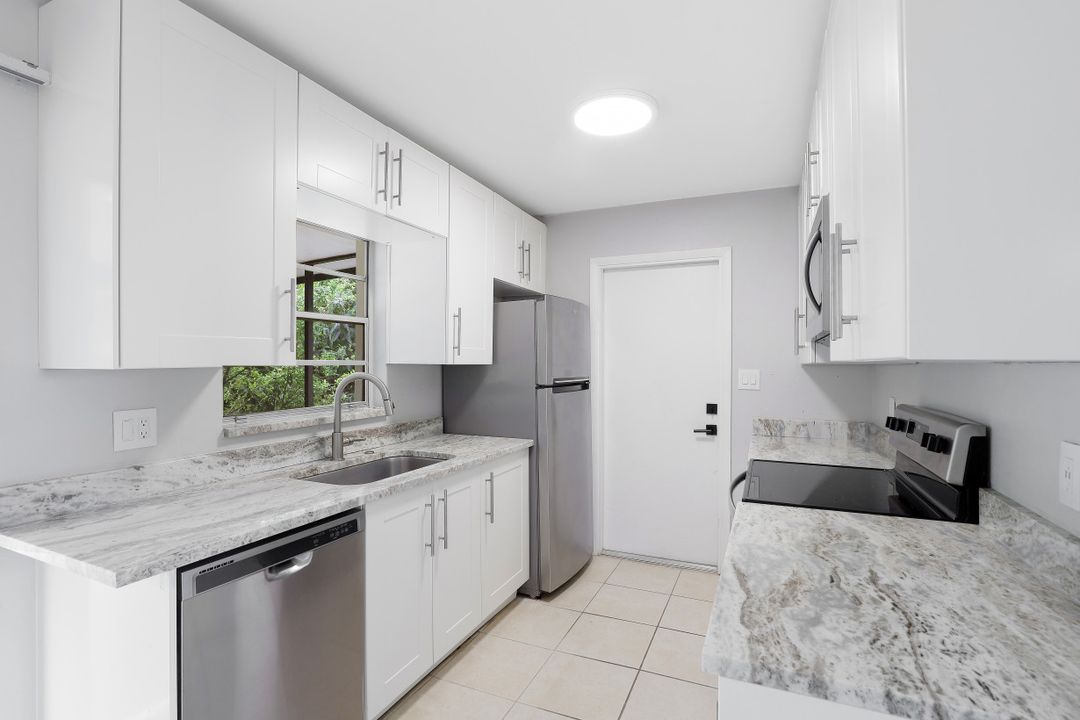 1136 S Alhambra Cir, Naples, FL 34103