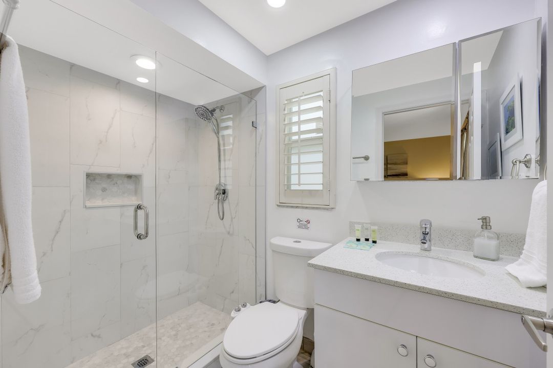 1068 Lake Shore Ct, Naples, FL 34103