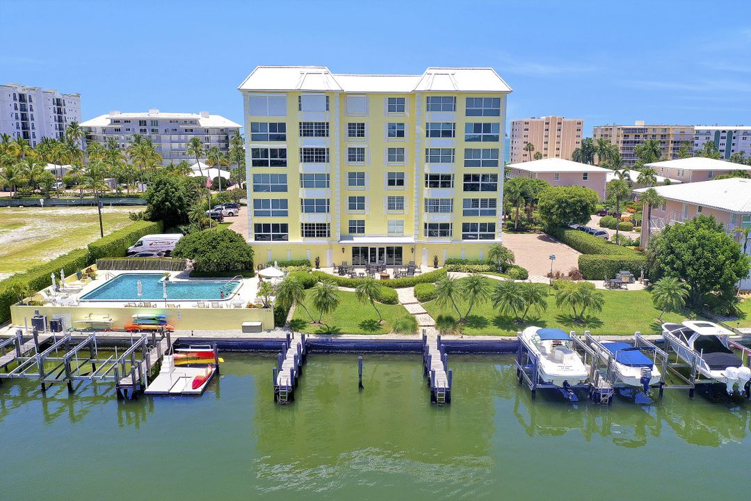 1900 Gulf Shore Blvd N #201, Naples, FL 34102