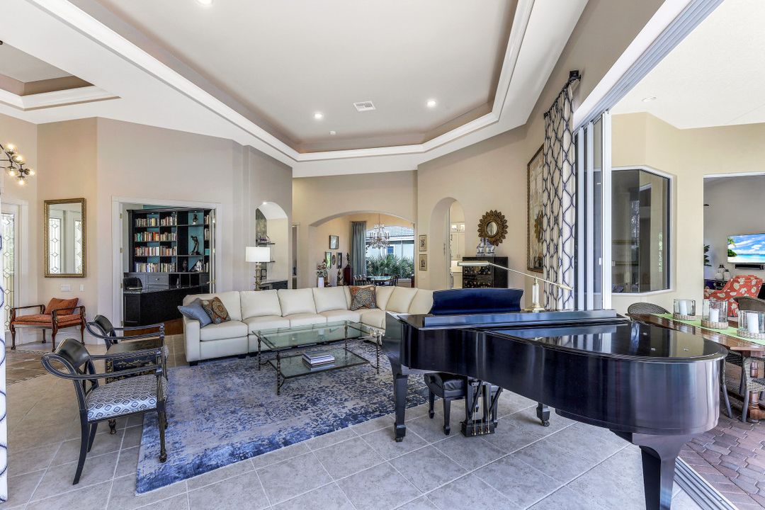 963 Barcarmil Way, Naples, FL 34110