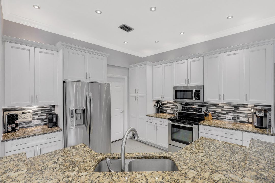 997 Aqua Ln, Fort Myers, FL 33919