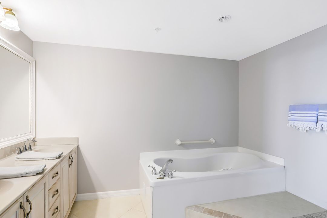 7515 Pelican Bay Blvd #4b, Naples, FL 34108