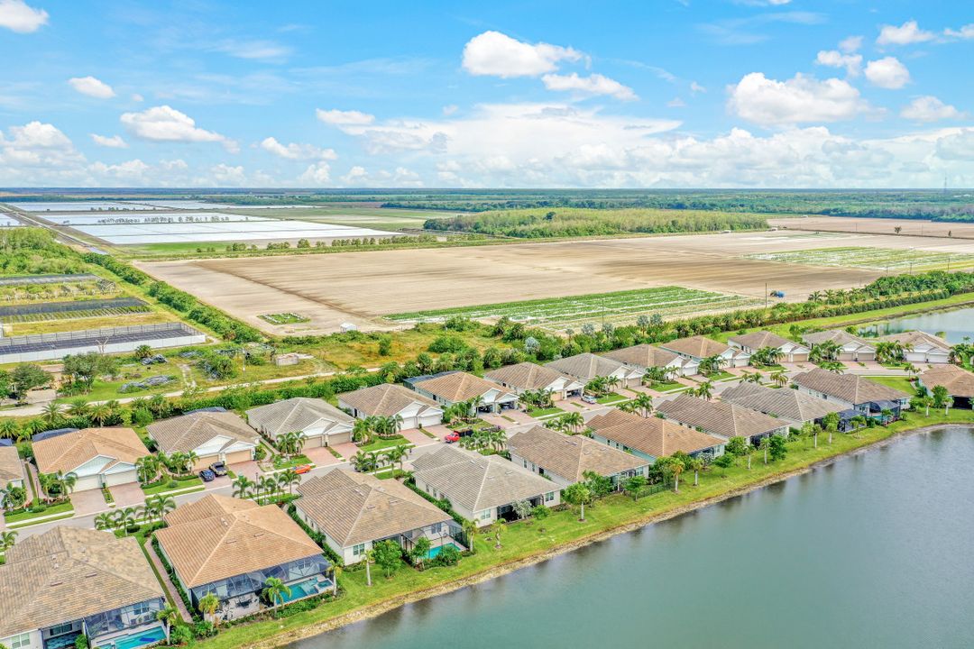 14708 Edgewater Cir, Naples, FL 34114