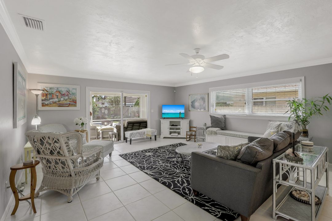 562 100th Ave N, Naples, FL 34108