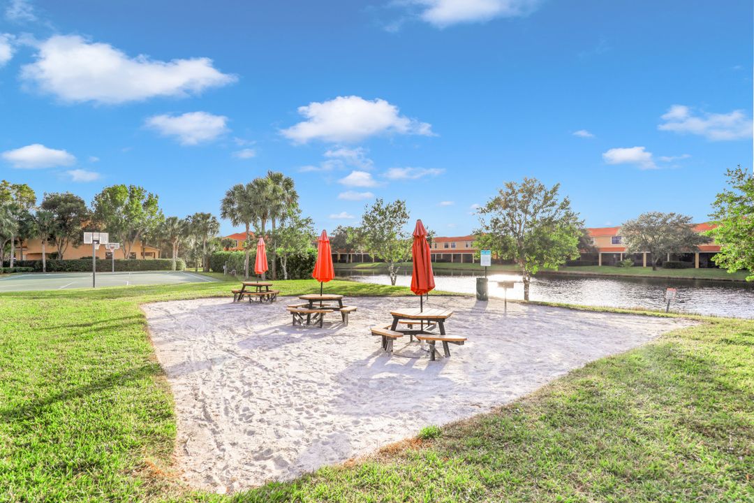 15571 Summit Pl Cir, Naples, FL 34119