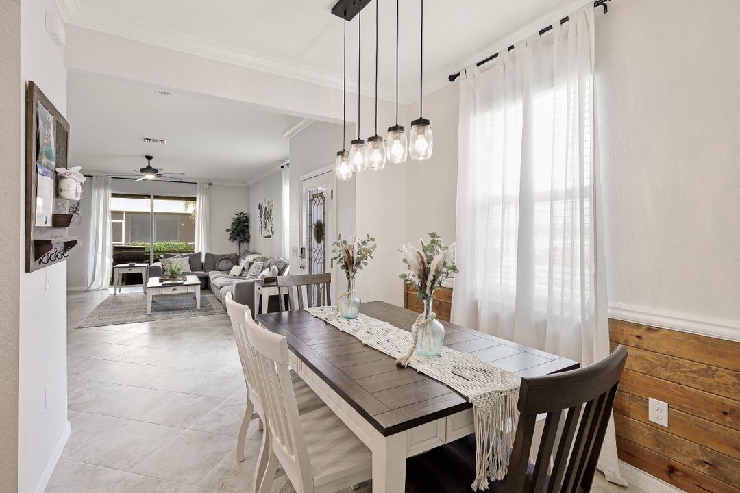 2727 Blossom Wy, Naples, FL 34120