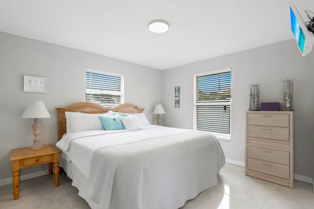 698 105th Ave N, Naples, FL 34108