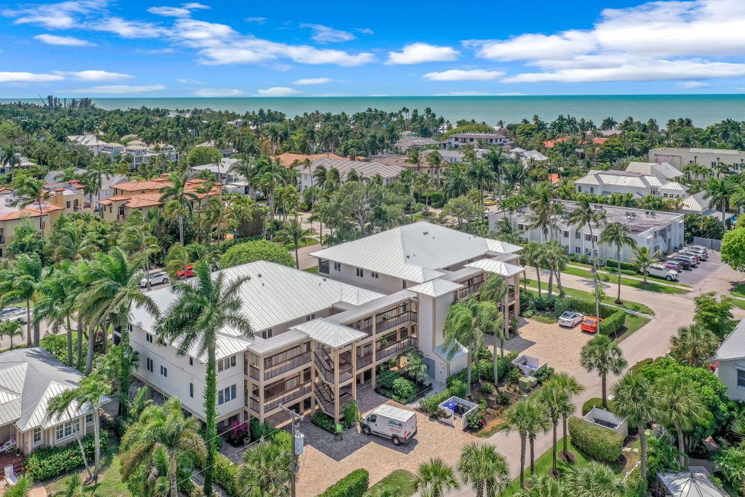 225 5th Ave S #104, Naples, FL 34102