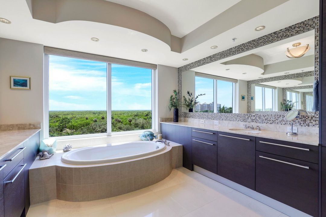 13675 Vanderbilt Dr #610, Naples, FL 34110