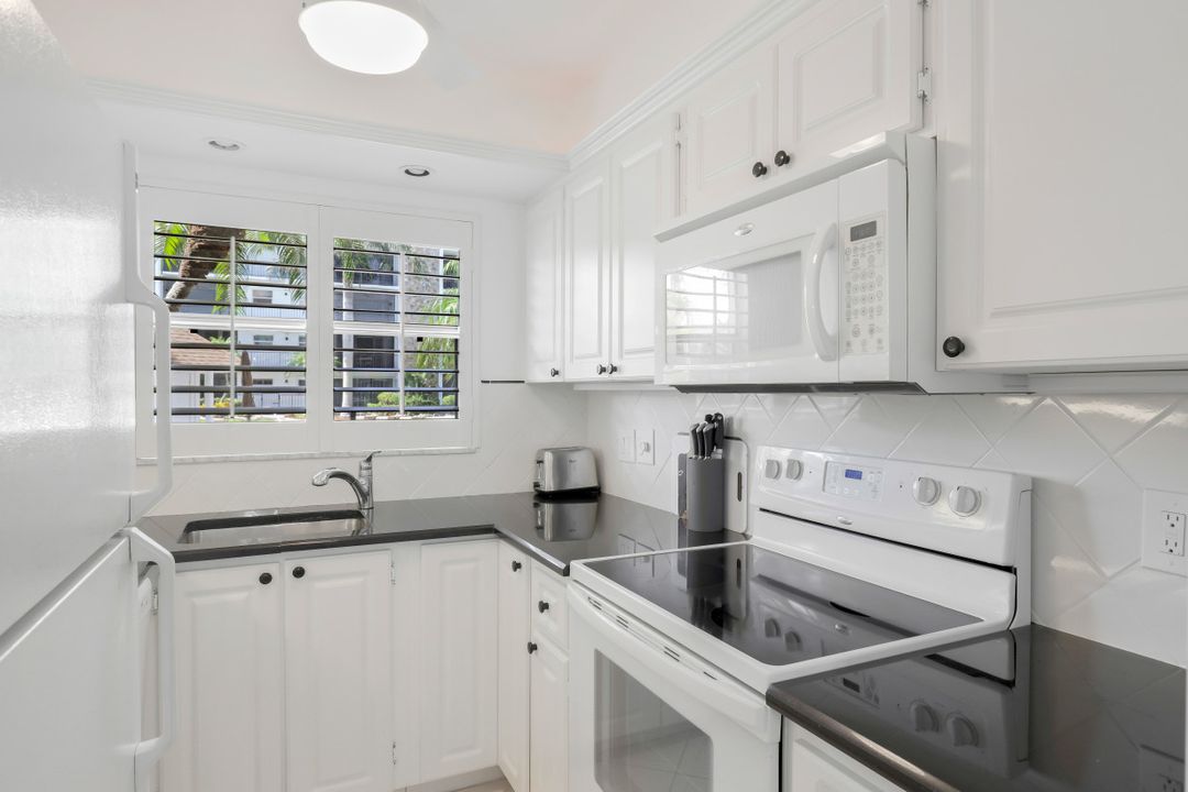 2900 Gulf Shore Blvd N #102, Naples, FL 34103