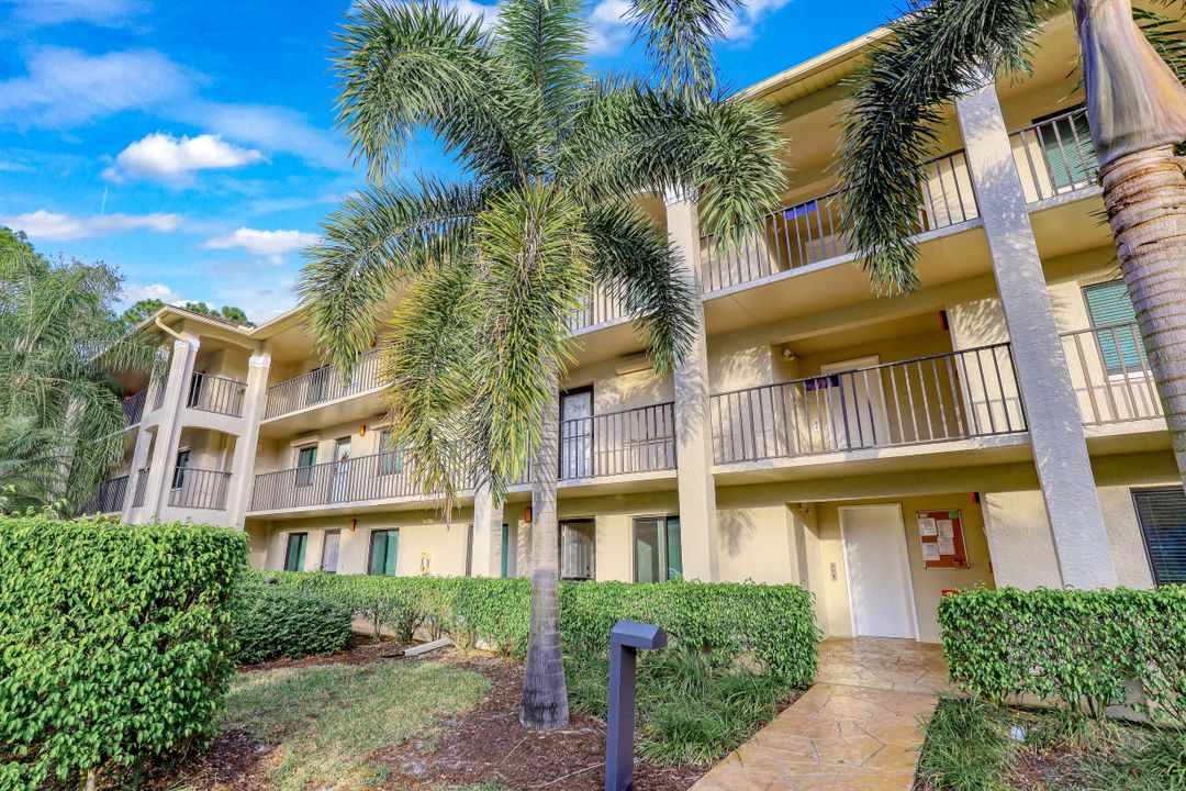 5767 Deauville Cir #D-303, Naples, FL 34112