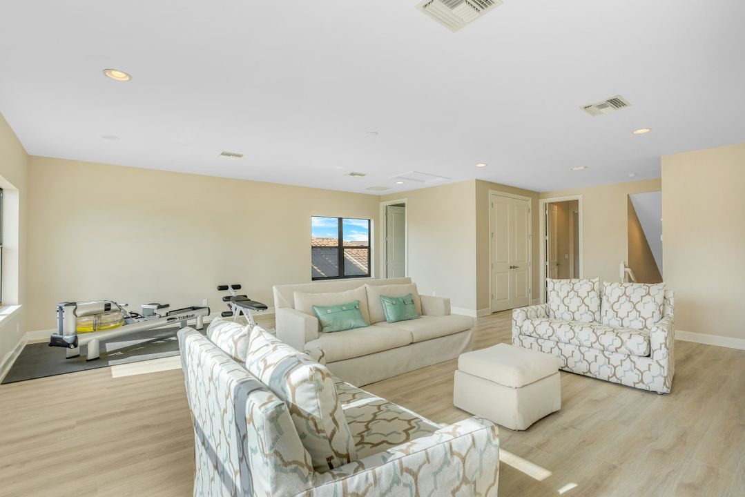 9086 Sorreno Ct, Naples, FL 34119