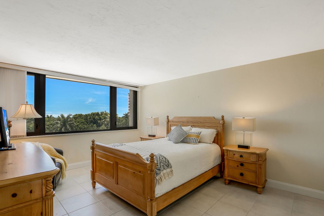 5601 Turtle Bay Dr #302, Naples, FL 34108