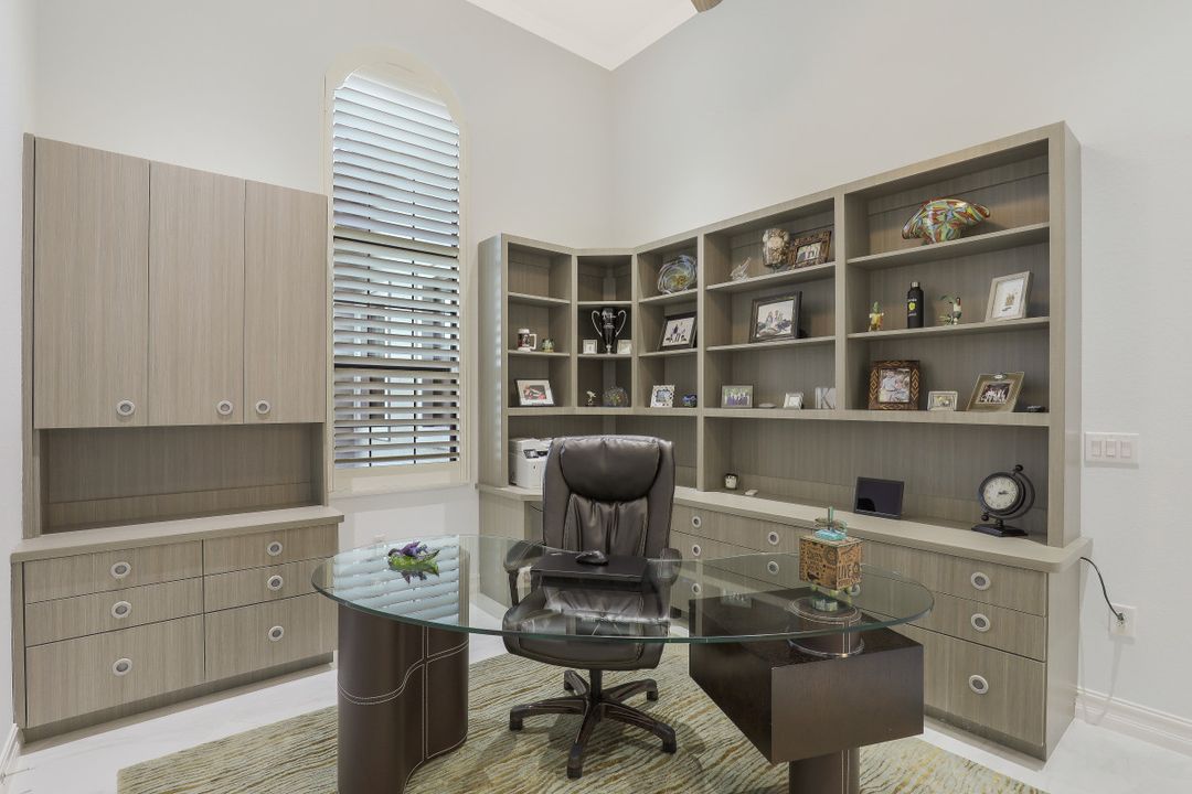 7497 Lantana Cir, Naples, FL 34119