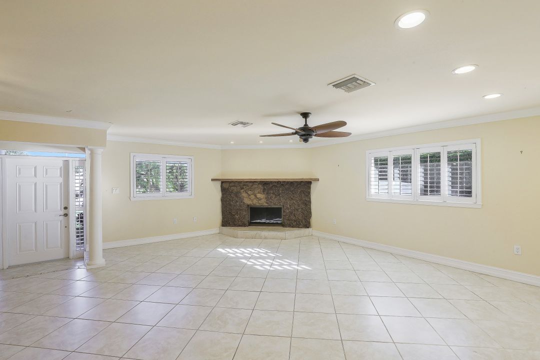 710 95th Ave N, Naples, FL 34108