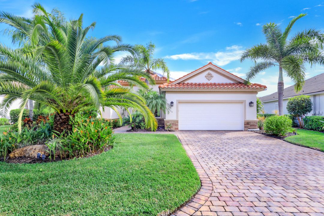 8806 Spinner Cove Ln, Naples, FL 34120