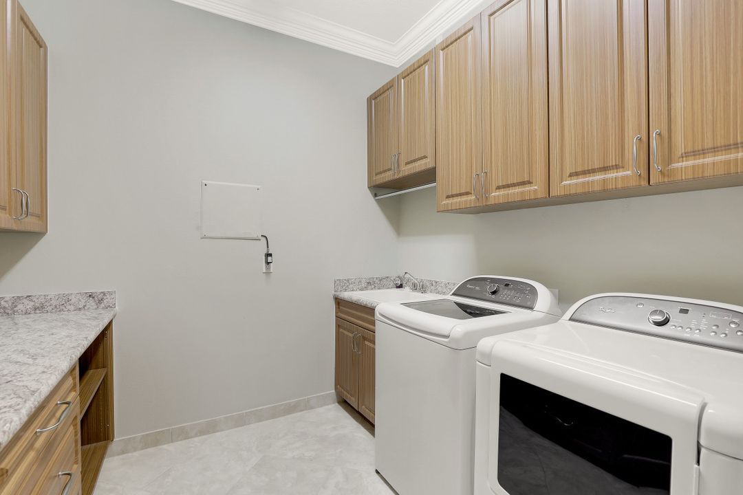 2915 Cinnamon Bay Cir, Naples, FL 34119