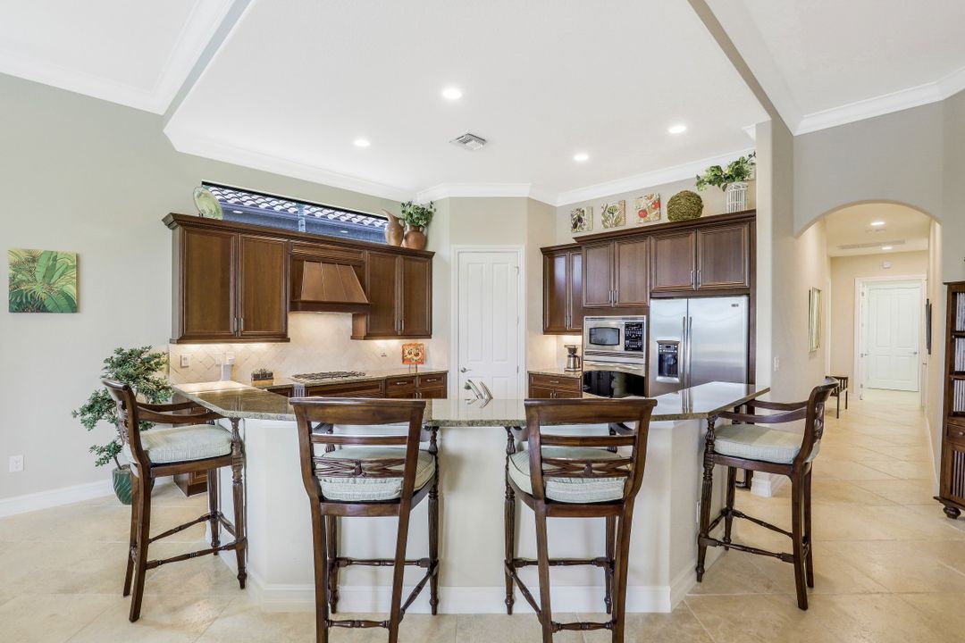 6512 Costa Cir, Naples, FL 34113