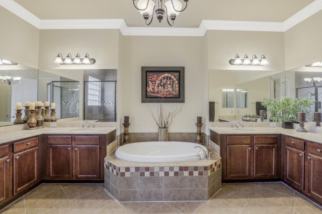 3910 Glacier Ct, Naples, FL 34119