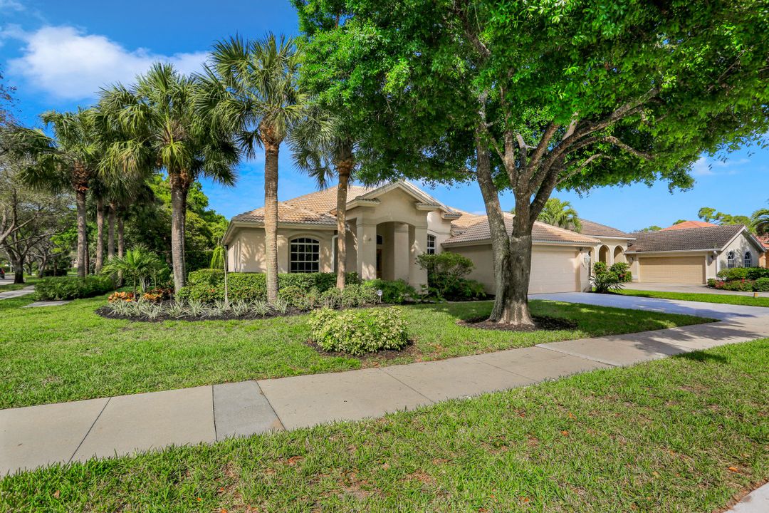 6615 Chestnut Cir, Naples, FL 34109