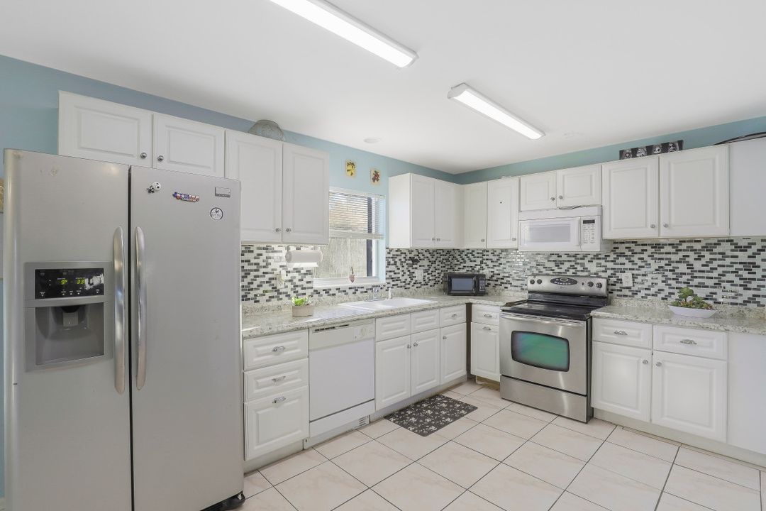 5250 Texas Ave, Naples, FL 34113