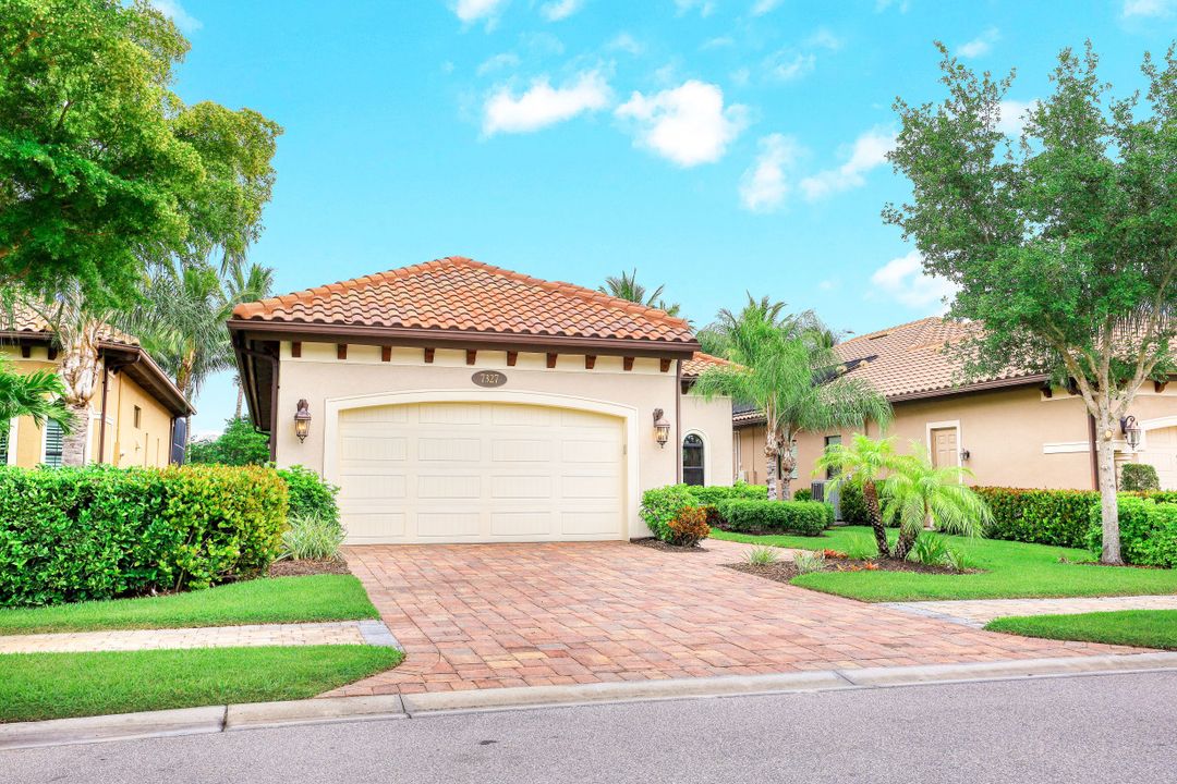 7327 Lantana Cir, Naples, FL 34119