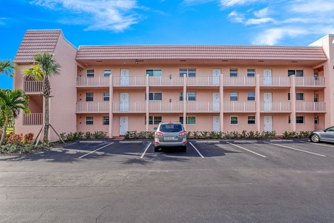 300 Forest Lakes Blvd #102, Naples, FL 34105