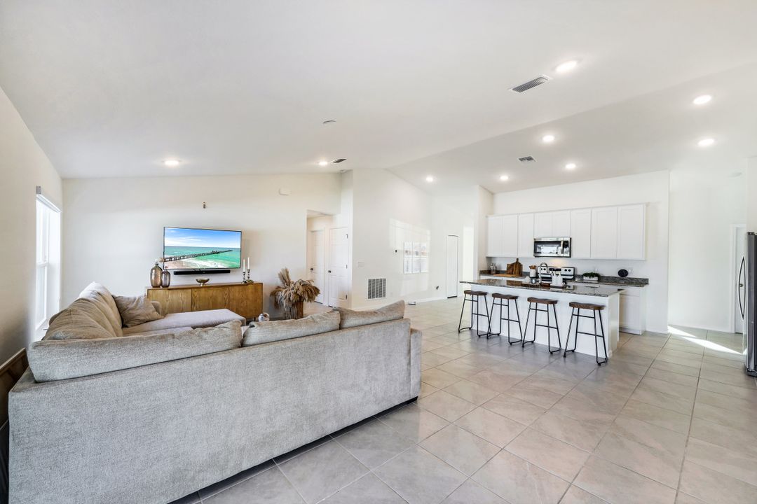 117 NW 27th Pl, Cape Coral, FL 33993