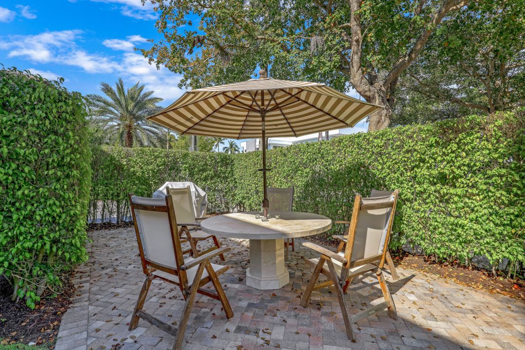 960 7th St S #101, Naples, FL 34102