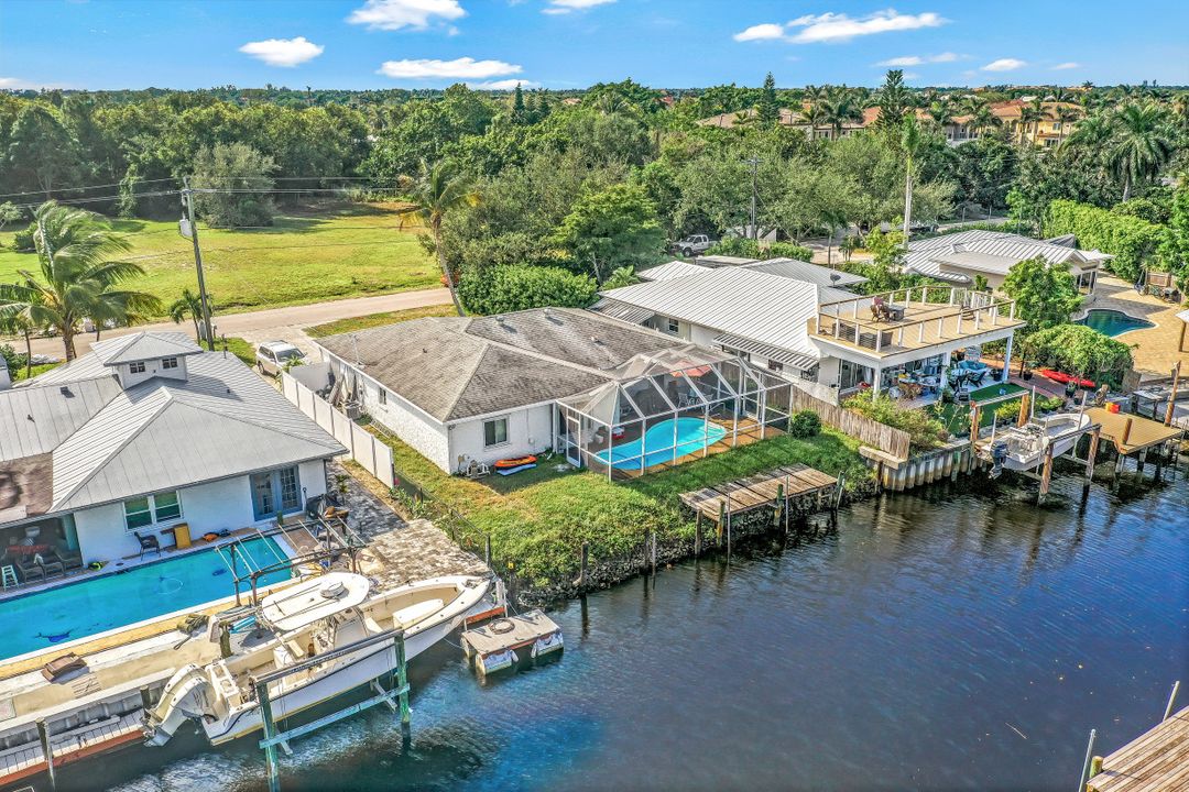 2631 Lakeview Dr, Naples, FL 34112