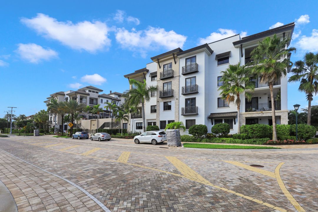 1035 3rd Ave S #318, Naples, FL 34102