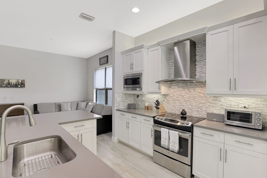 13824 Luna Dr, Naples, FL 34109