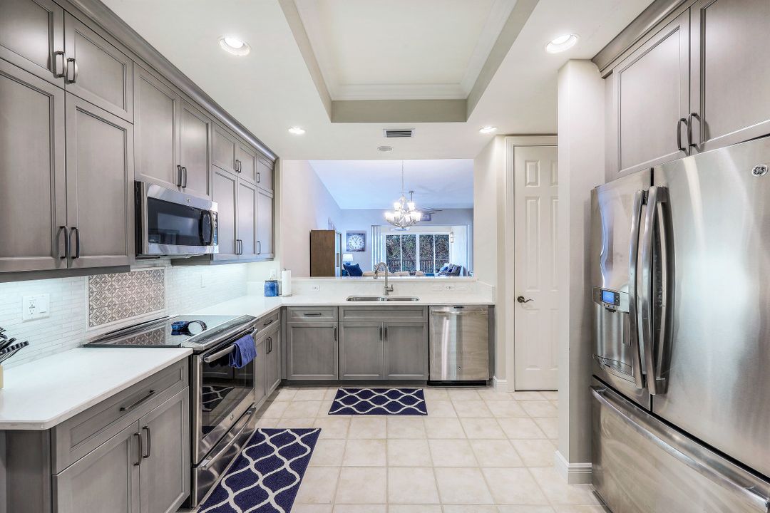 4800 Yacht Harbor Dr #822, Naples, FL 34112