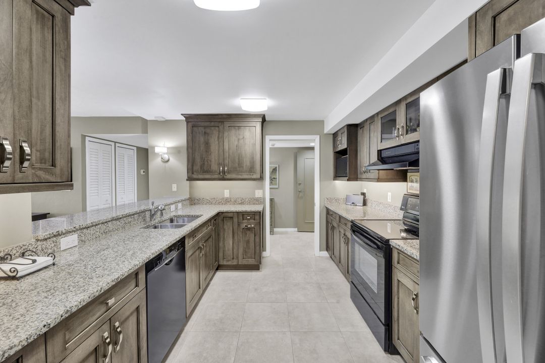 5601 Turtle Bay Dr #203, Naples, FL 34108