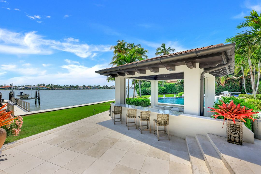 970 Aqua Cir, Naples, FL 34102