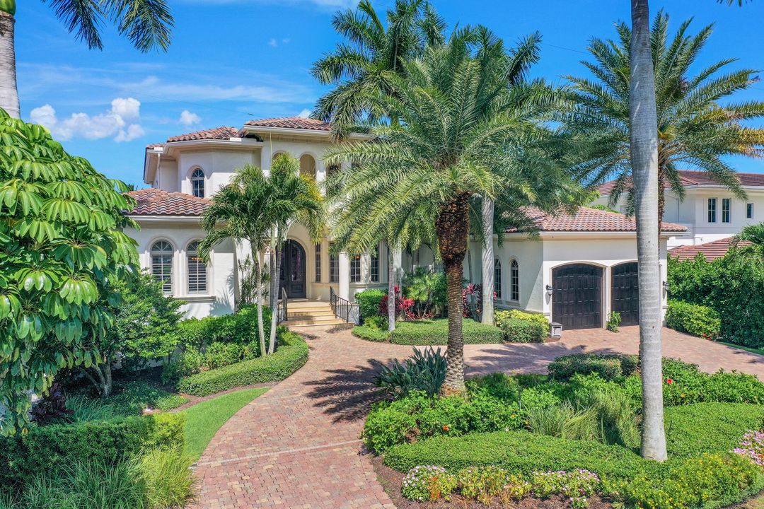 1940 6th St S, Naples, FL 34102