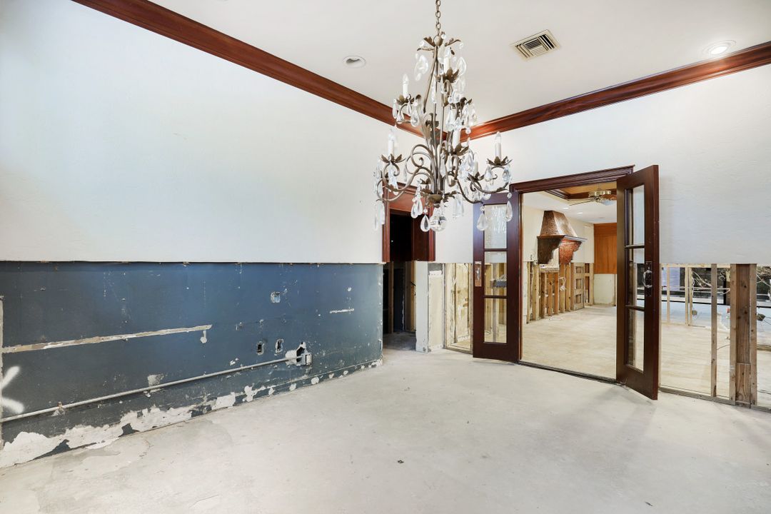 140 2nd Ave S, Naples, FL 34102