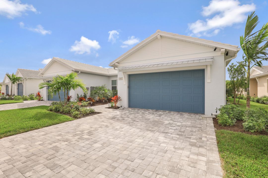 8967 St Lucia Dr, Naples, FL 34114