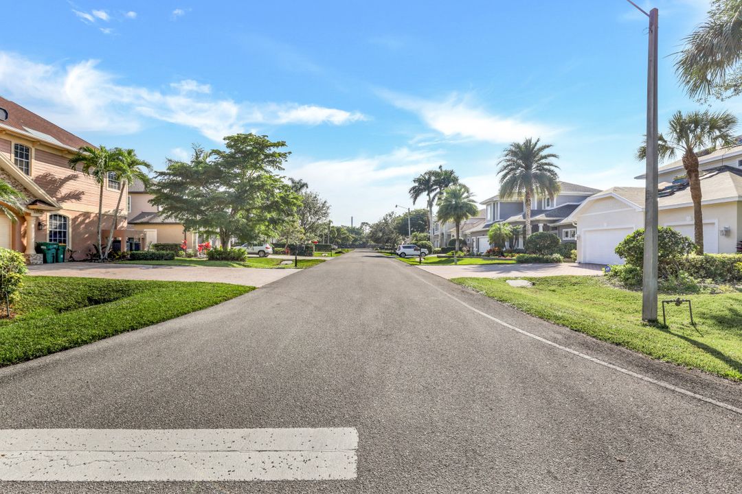 2850 Coach House Way, Naples, FL 34105