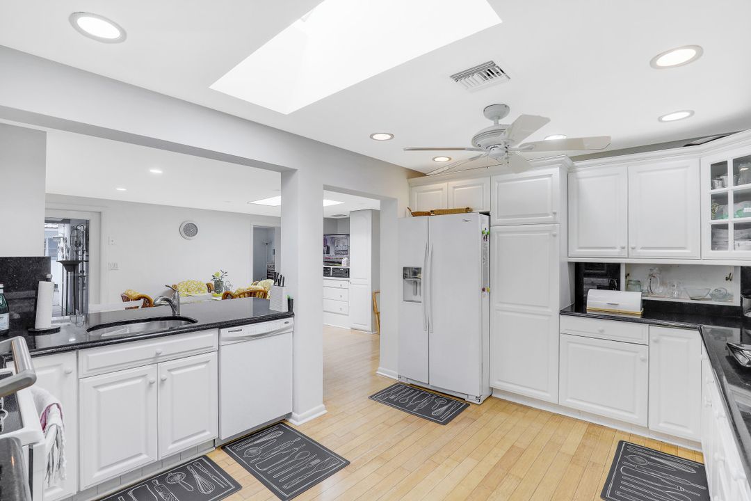 349 2nd Ave N, Naples, FL 34102