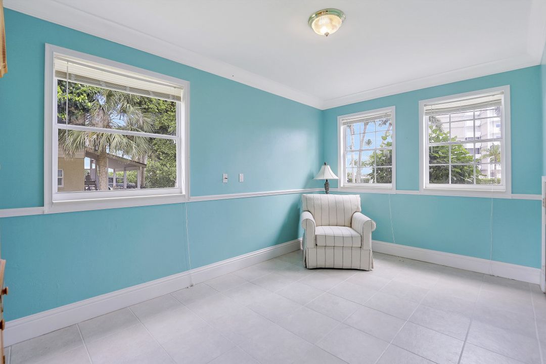 39 W Pelican St, Naples, FL 34113