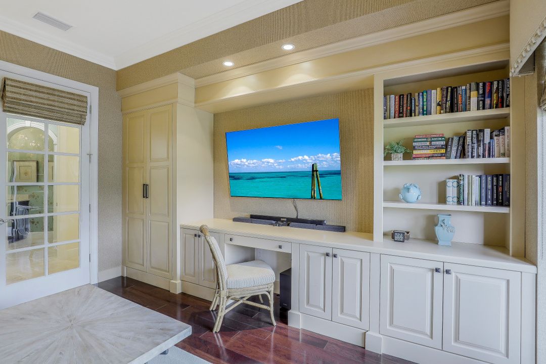 2542 Marquesa Royale Ln #301, Naples, FL 34109