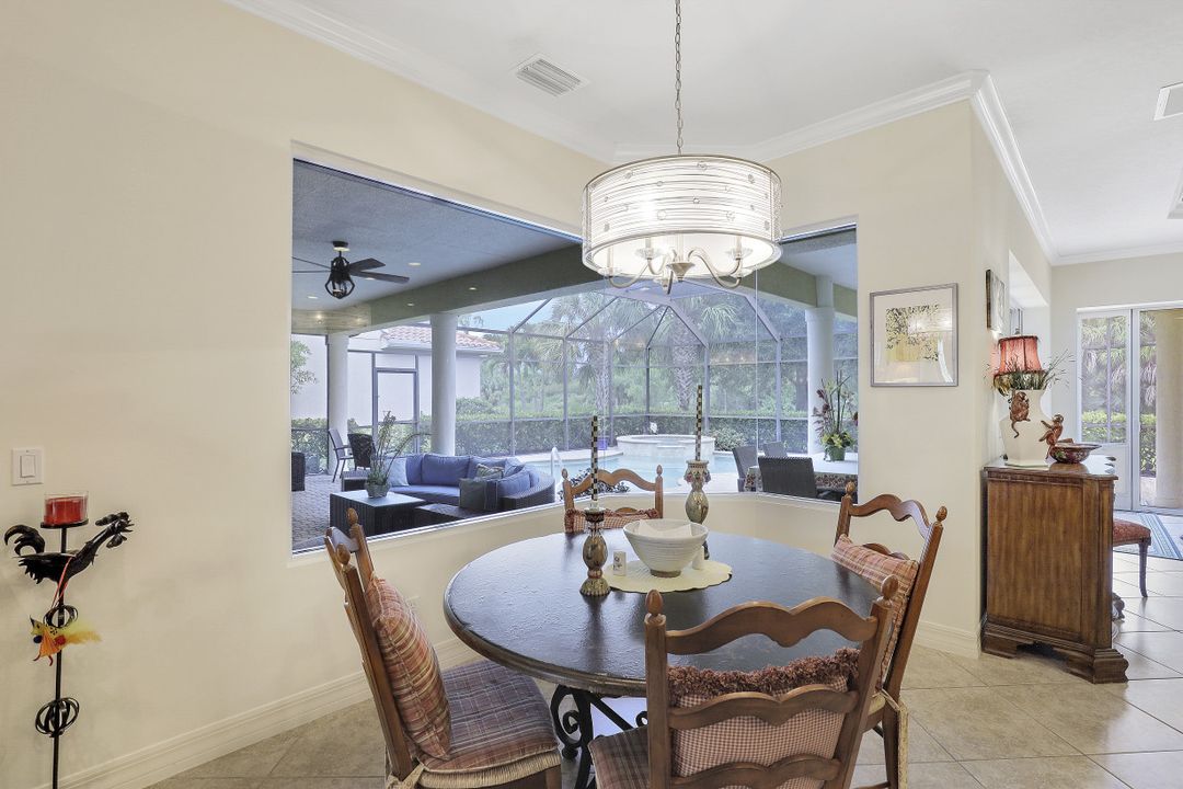 467 Saddlebrook Ln, Naples, FL 34110