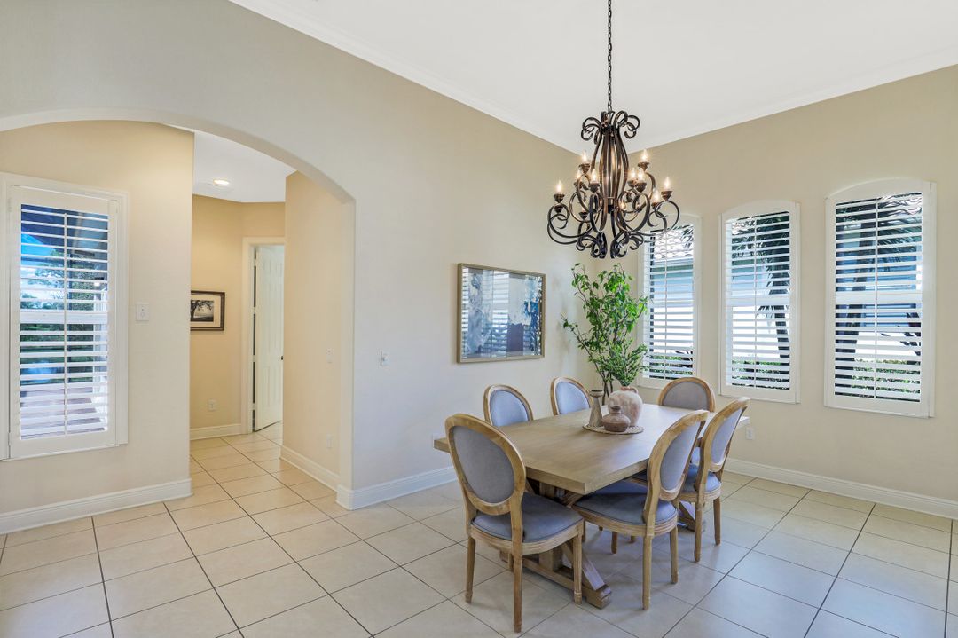 919 Tivoli Ct, Naples, FL 34104