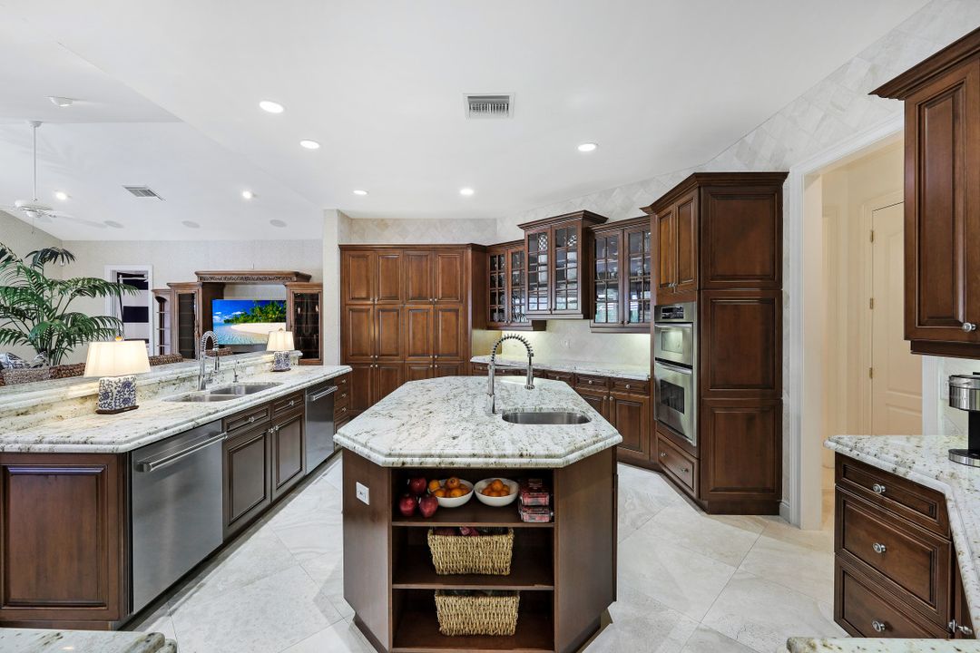 313 Chancery Cir, Naples, FL 34110