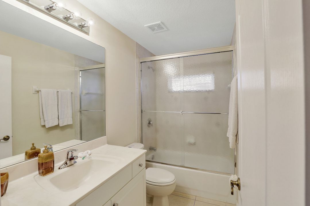 1087 Tivoli Dr, Naples, FL 34104