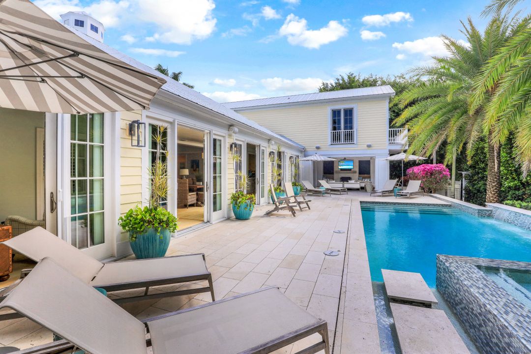 154 4th Ave N, Naples, FL 34102