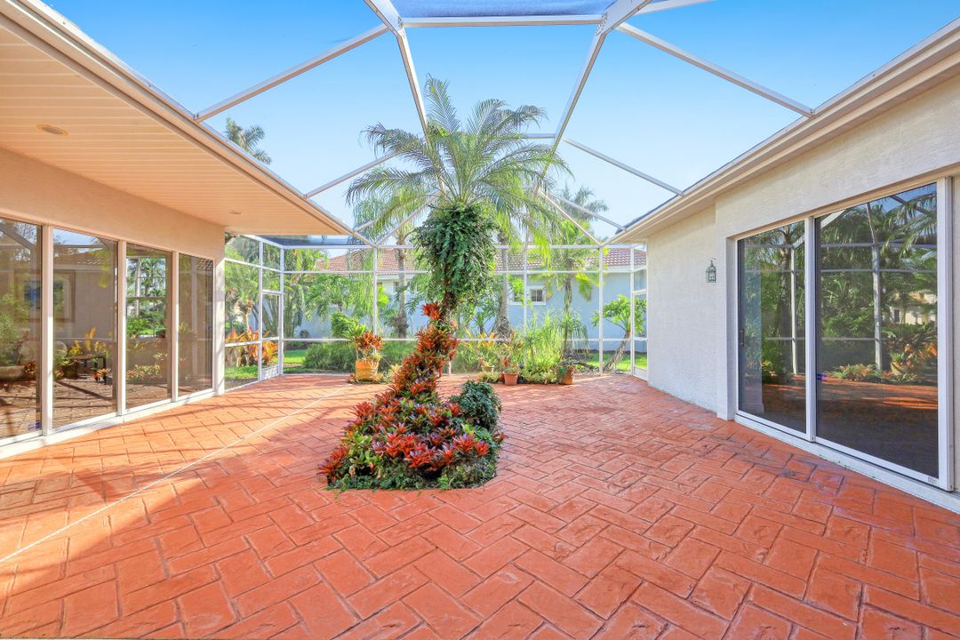 524 Eagle Creek Dr, Naples, FL 34113
