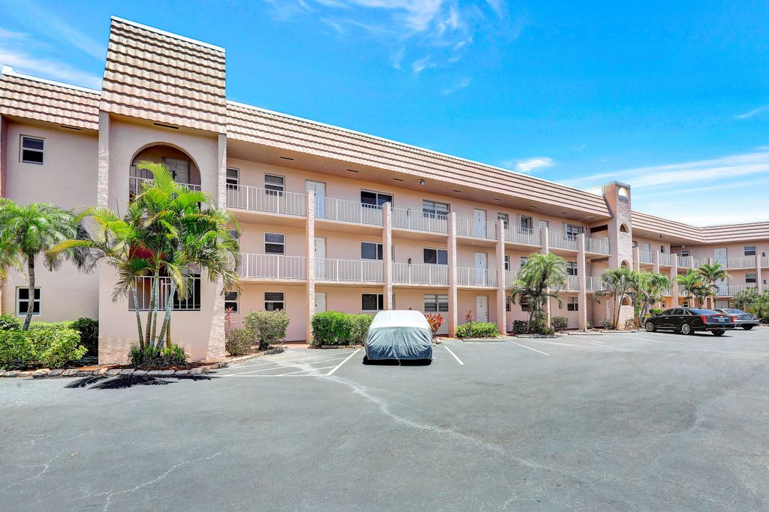 190 Turtle Lake Ct #203, Naples, FL 34105