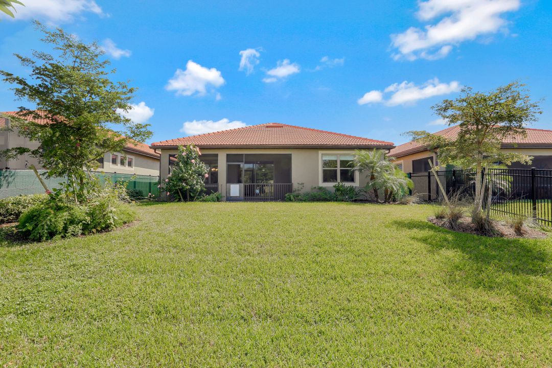 16387 Barclay Ct, Naples, FL 34110